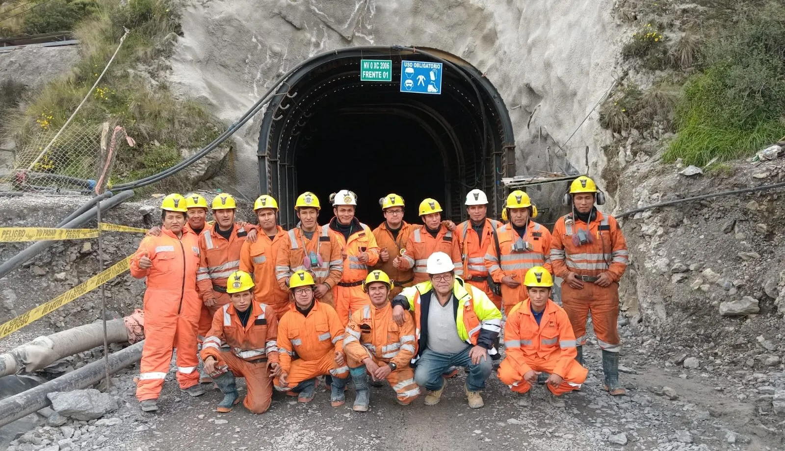 Cuadrilla de Tovcor Ingenieros en la bocamina
