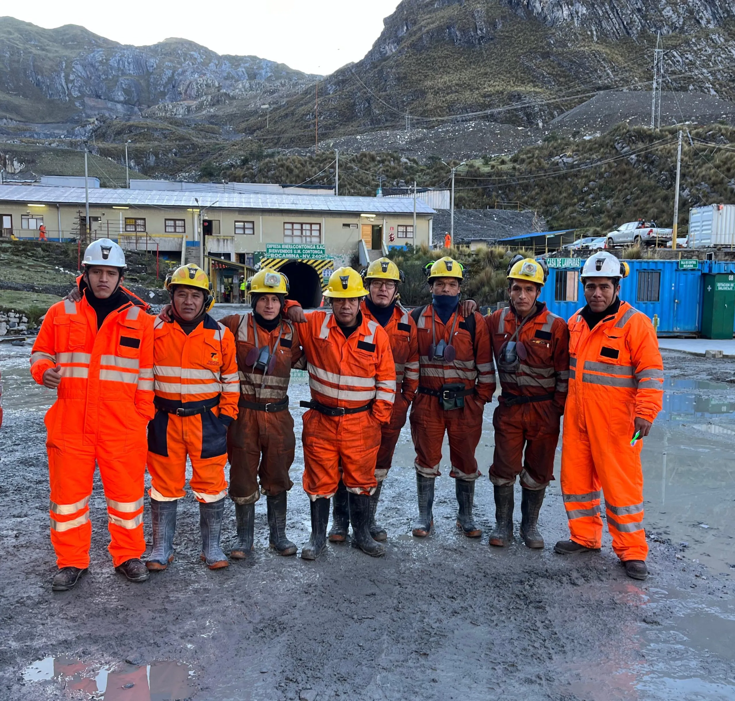 Equipo de Tovcor Ingenieros en el campamento minero, en la sierra