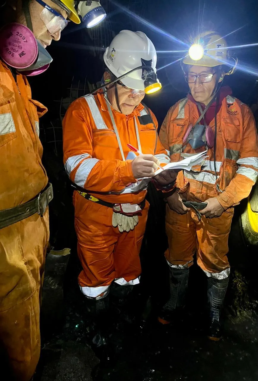 Ingenieros de Tovcor revisando el plan de trabajo en interior mina