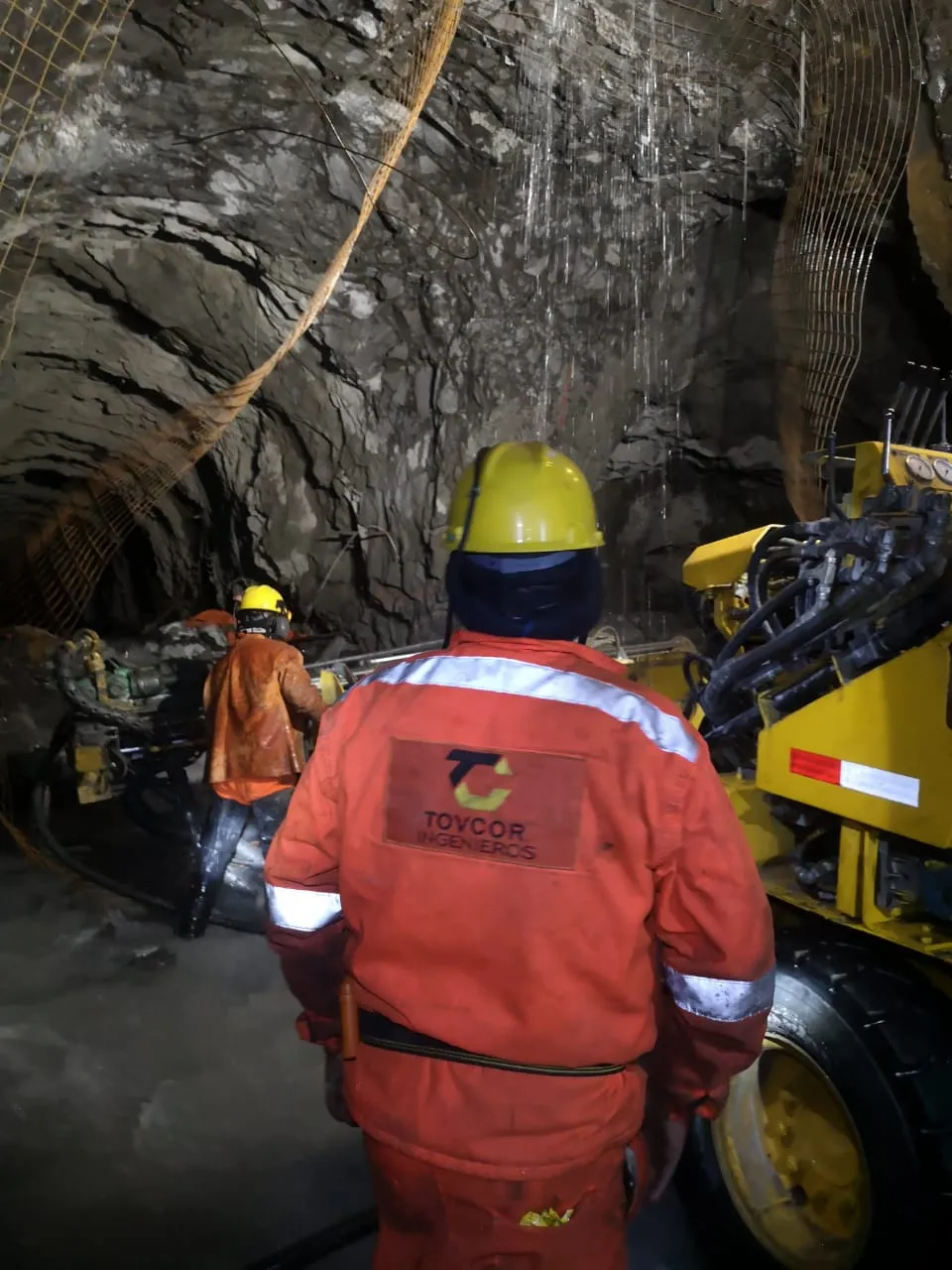 Operador de Tovcor junto a un equipo de perforación en interior mina
